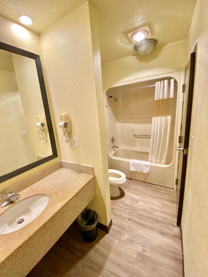 Travelers Inn エリザベスシティ エクステリア 写真